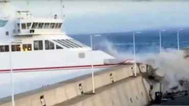 Accident la țărmul mării: Un feribot s-a izbit de digul din Las Palmas, pe care l-a rupt (VIDEO)