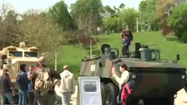 Ziua Forțelor Terestre: Armata face spectacol cu militari, tehnică de luptă, cântece de fanfară şi retragere cu torţe (VIDEO)