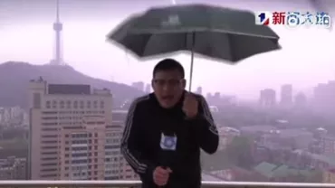 Un prezentator TV a fost LOVIT DE FULGER în timp ce era în direct! (VIDEO)