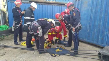 Operațiune de salvare în Capitală: Bărbatul prins sub container a MURIT (FOTO)
