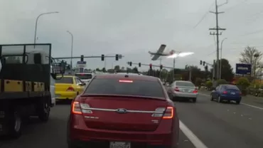 SCENE ULUITOARE în Washington! Un AVION s-a PRĂBUȘIT pe ȘOSEA (VIDEO)
