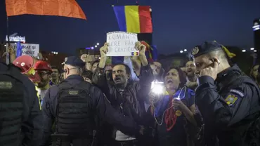 Moment emoționant la protestul din Piața Victoriei. Sutele de manifestanți au cântat imnul național (VIDEO)