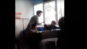 Imagini revoltătoare! O învățătoare a fost surprinsă în timp ce-și lovea elevii la o școală din Iași. Polițiștii au demarat o anchetă (VIDEO)
