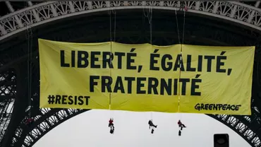 Un banner de mari dimensiuni cu mesaje împotriva Frontului Național, afișat de Greenpeace pe Turnul Eiffel (FOTO)