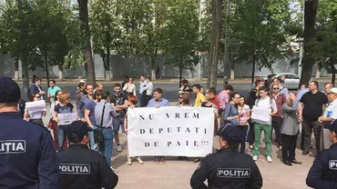 Protest spontan în fața Parlamentului de la Chișinău: Manifestanții sunt nemulțumiți de un proiect de lege introdus pe ordinea de zi a Legislativului (FOTO)