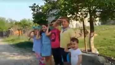 Gest splendid într-o comună buzoiană. Mai mulți copii au început să cânte imnul național în fața mașinii de poliție