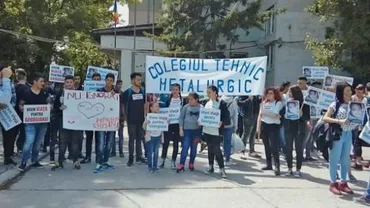 Marș pentru viață la Slatina: 500 de elevi au ieșit în stradă pentru a ajuta o colegă bolnavă (FOTO și VIDEO)