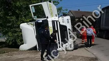 Accident grav în Bihor: Un autocamion încărcat cu pietriș s-a răsturnat peste pietoni. Două persoane au murit (FOTO, VIDEO)