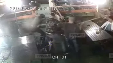 Bătaie în toată regula într-un local din Timișoara. Mai mulți indivizi beți au lovit tot ce le-a ieșit în cale: clienți, patron, barman și chiar și pe fiica patronului (VIDEO)