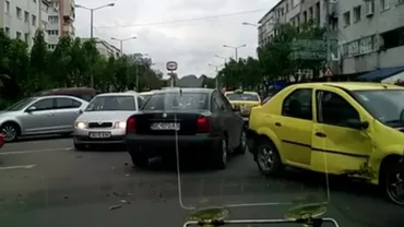 CINCI dintr-o lovitură: Accident SPECTACULOS în centrul Bacăului!