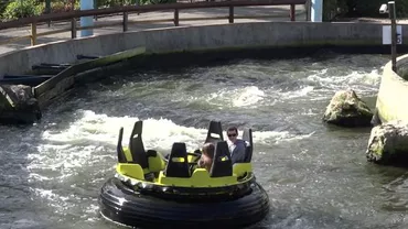 O fetiță a murit după ce a căzut dintr-o instalație a unui parc de distracții