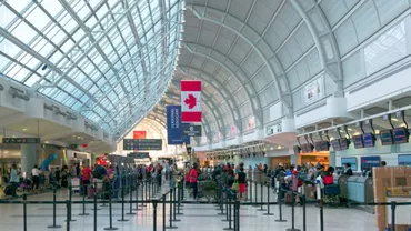Momente de GROAZĂ pe un aeroport canadian! Un ANIMAL a pus pe fugă toți pasagerii (VIDEO)