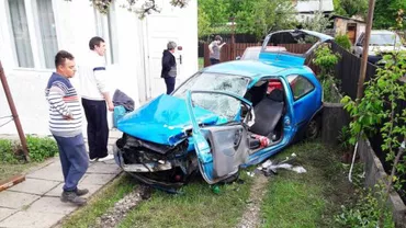 Mașină proiectată în curte în urma unei coliziuni cu o autoutilitară: Un bolid parcat lângă casă a fost făcut praf (VIDEO)