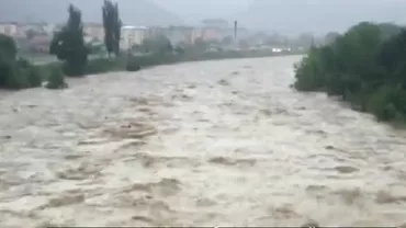 Prăpăd în estul și nordul țării: Sute de case şi gospodării au fost inundate, zeci de oameni evacuaţi, iar mai multe localităţi au rămas în beznă (VIDEO)