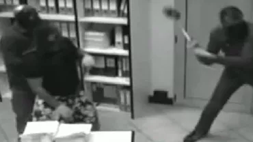 Jaf ca în filme la Focșani: Hoții au coborât pe frânghii într-un magazin de electrocasnice (VIDEO)