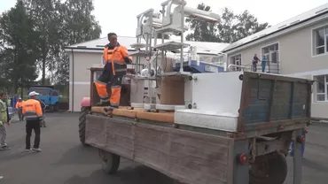 Imagini scandaloase la Maternitatea Fălticeni. Mai multe incubatoare pentru bebeluși, aduse cu o remorcă care transportă gunoi (VIDEO)