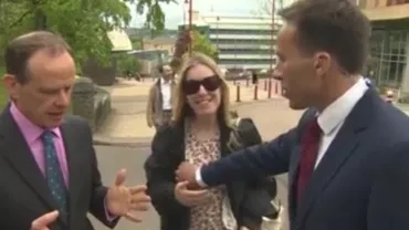 VIRALUL ZILEI! Un reporter BBC, cu mâna pe SÂNII unei femei, ÎN DIRECT, în timpul unei transmisiuni (VIDEO)
