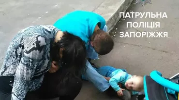 Scene REVOLTĂTOARE! Un bebeluș a fost salvat de polițiști în timp ce plângea și încerca să ajungă la părinții săi beți, întinși pe stradă (FOTO)