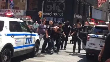 Imagini incredibile cu momentul arestului bărbatului care a intrat în plin cu mașina în mulțimea din Times Square, New York (FOTO, VIDEO)