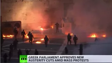 Grecia fierbe după ce parlamentarii au votat noi măsuri de austeritate. Protestele au degenerat în violențe (VIDEO)