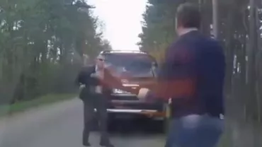 IMAGINI ȘOCANTE! Doi șoferi, unul cu o BÂTĂ și celălalt cu un TOPOR, își reglează conturile în trafic (VIDEO)
