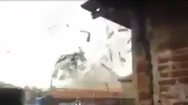 PRAF și PULBERE: Momentul EXACT în care TORNADA lovește o gospodărie! (VIDEO)