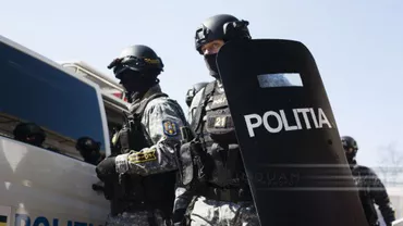 Sibiu: Doi polițiști au fost răniți în timp ce încercau să intervină într-un scandal cu furci, bâte și topoare izbucnit între 35 de persoane (VIDEO)