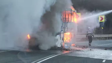 Un autobuz cu 17 pasageri a luat foc pe DN19
