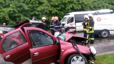 TRAGEDIE LA CERNICA:O persoană a murit şi şapte au fost rănite după ce un autoturism şi un microbuz s-au ciocnit (FOTO)