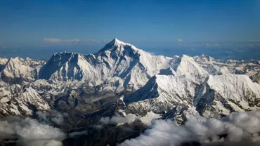 Everestul tot mai PERICULOS: un alpinist american a MURIT, iar unul indian este DISPĂRUT