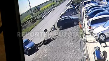 Secretarul unei comune din Buzău a spulberat cu mașina doi tineri de pe o motocicletă. Bărbatul nu a acordat prioritate (VIDEO)