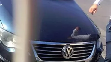 Șmecher cu bolid de lux, parcat pe trecerea de pietoni: "Fă, cobor la tine și-ți f*t una! N-ai loc de mine?" (FOTO)