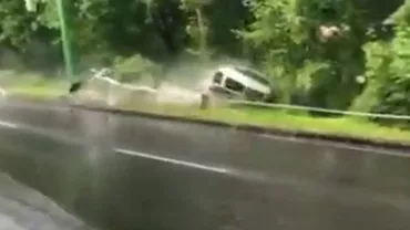 Accident spectaculos la un raliu în Poiana Brașov: A pierdut controlul mașinii și s-a răsturnat în râpă (VIDEO)