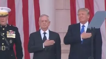 Patriotismul i-a dat bătăi de cap: Donald Trump s-a prostit ca un copil la intonarea imnului SUA (VIDEO)