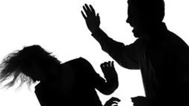 Bătaie ca la carte: Un cuplu de pedagogi s-au PĂRUIT chiar în LICEUL unde lucrează  