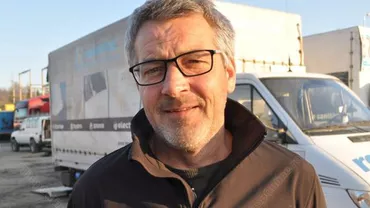 Un cunoscut fotograf îl acuză pe fratele lui Tibi Uşeriu că este homofob și că s-a îmbogățit pe seama proiectelor sociale pe care le derulează