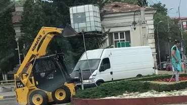 Situație tragi-comică pe banii publici în Tecuci: Administrația orașului udă panseluțele cu buldoexcavatorul (FOTO)