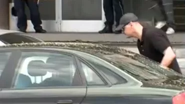 PRIMELE IMAGINI CU SEBASTIAN GHIȚĂ ÎN SERBIA: În drum spre secția de poliție a încercat să se ferească de jurnaliști îmbrăcat în negru, cu șapcă și ochelari de soare (FOTO)