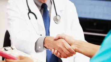 Salutul ar putea fi interzis în spitalele din Statele Unite