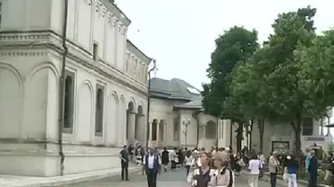 Sărbătoarea Rusaliilor: La Patriarhia Română zeci de credincioși au venit cu frunze de nuc în mâini (VIDEO)