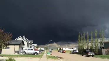 VIRAL: Omul care tunde iarba cu TORNADA în ceafă! (FOTO)