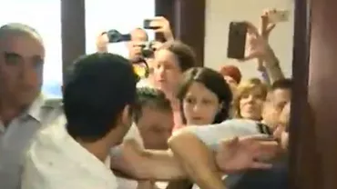 BĂTAIE LA PRIMĂRIA CAPITALEI, în ședința de Consiliu. Oamenii sunt furioși pentru că Firea nu le respectă dreptul de a participa la lucrările CGMB (VIDEO)