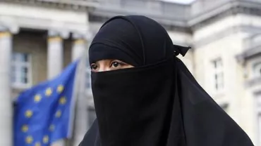 Purtarea vălului islamic, interzis în spațiile publice din Austria începând cu 1 octombrie