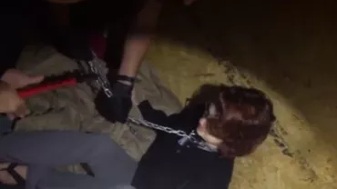 Imagini îngrozitoare cu momentul eliberării unei femei, ținută într-un container și ”legată ca un câine” de un criminal în serie (VIDEO)