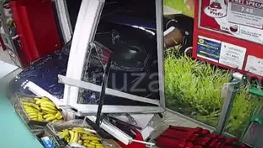 Accident spectaculos în Suceava: Un șofer începător a intrat cu mașina într-un supermarket (VIDEO)