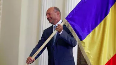 "NU NE VOM OPRI!" Băsescu, cu tricolorul în Parlament, la un protest împotriva proiectelor inițiate de UDMR