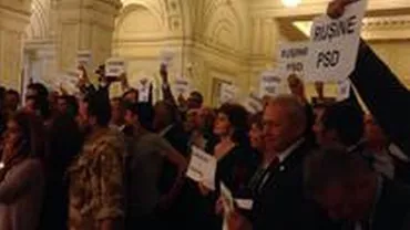 RUȘINE PSD! Liberalii PROTESTEAZĂ împotriva social-democraților, în ziua votării moțiunii anti-Grindeanu (VIDEO)
