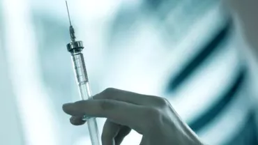 Bucureștiul TERORIZAT de o tânără care ar fi ÎNȚEPAT cu un ac INFECTAT cu HIV mai multi oameni nevinovați