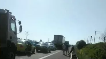 Trafic blocat pe drumul spre mare: O mașină a luat foc în urma unui accident produs pe A2 (VIDEO)