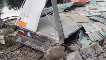 TIR căzut pe calea ferată. Traficul feroviar pe Valea Oltului este blocată (FOTO)